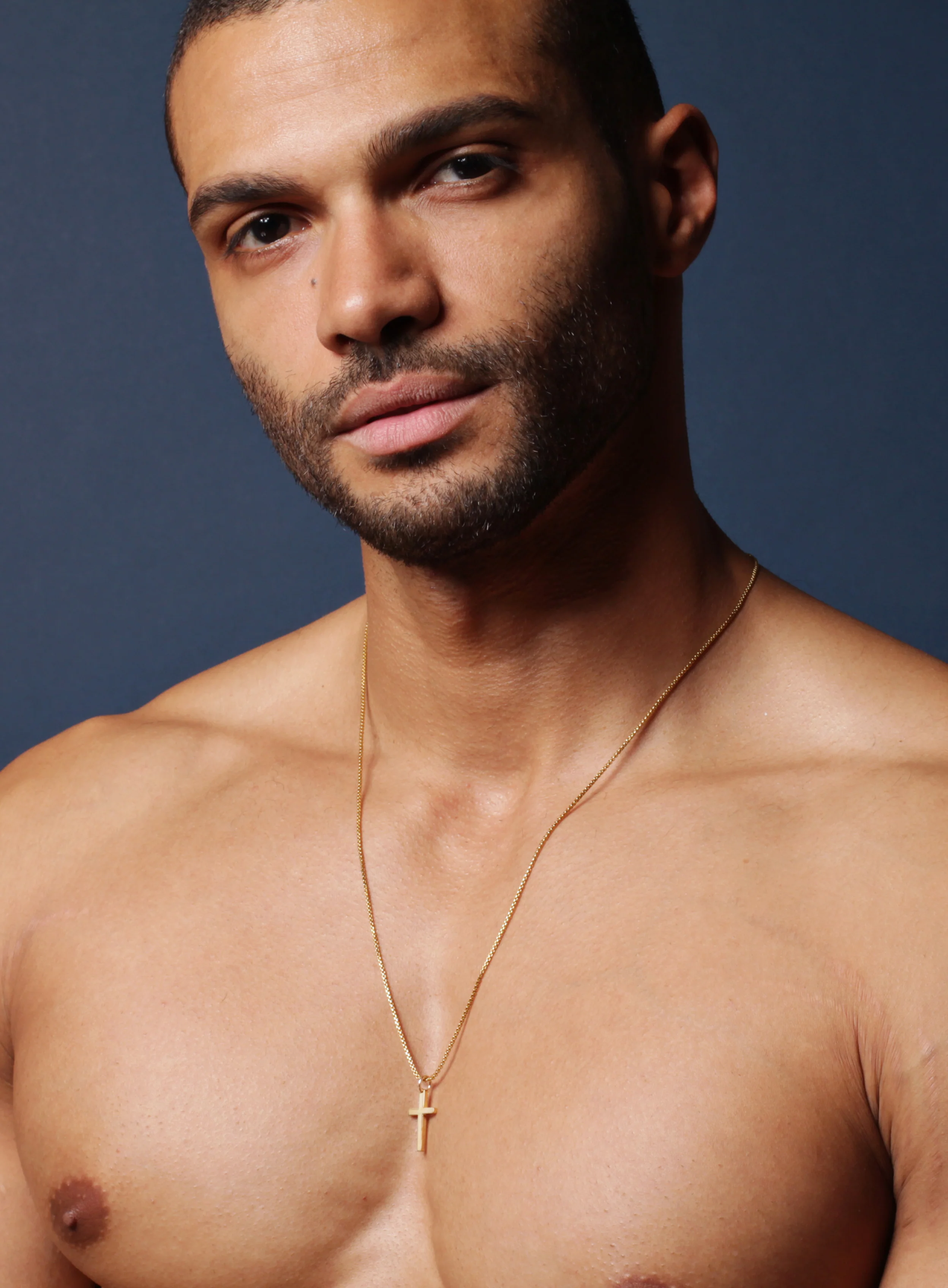 SMALL GOLD CROSS NECKLACE FOR MEN - Image 5