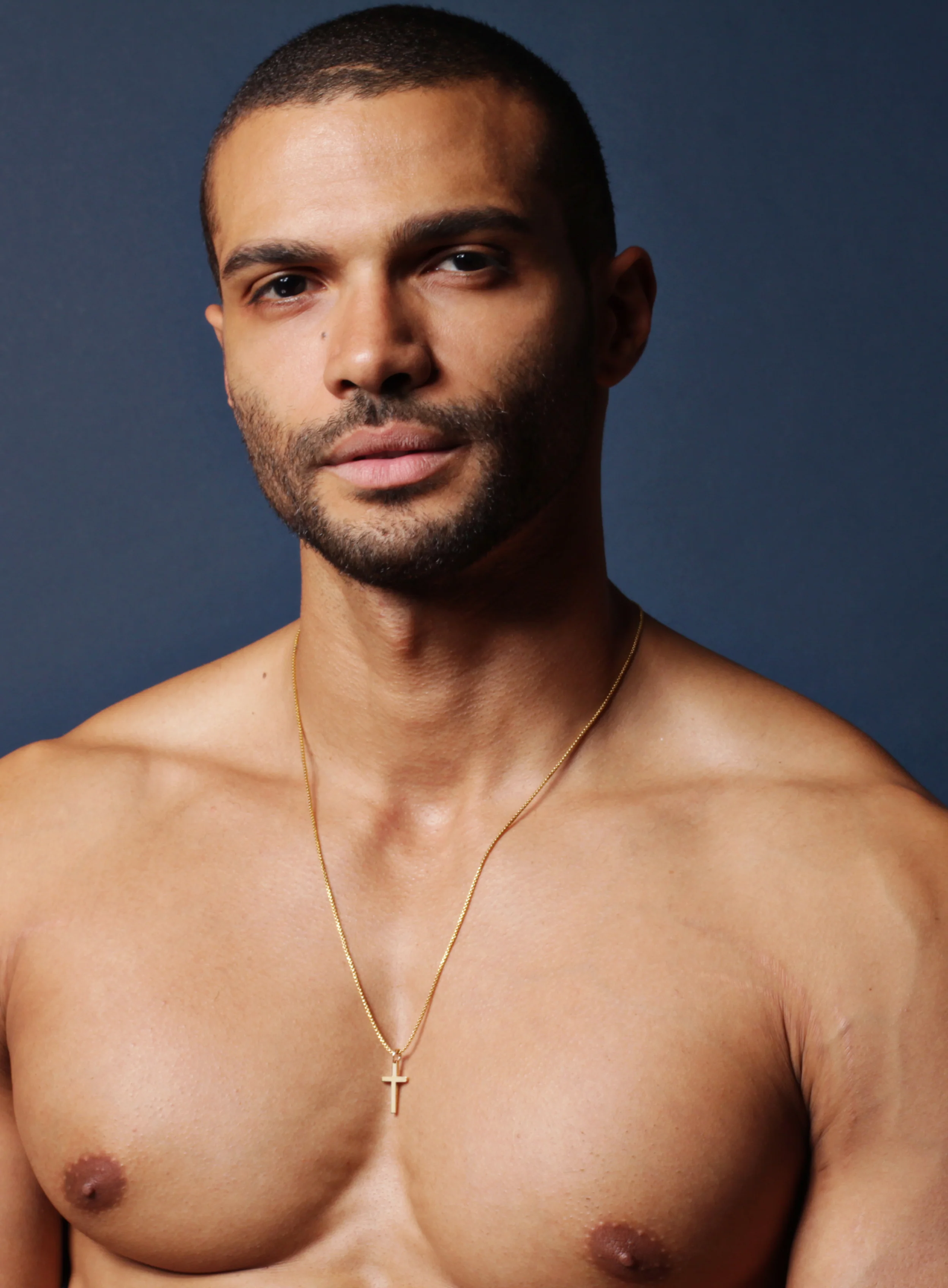SMALL GOLD CROSS NECKLACE FOR MEN - Image 7